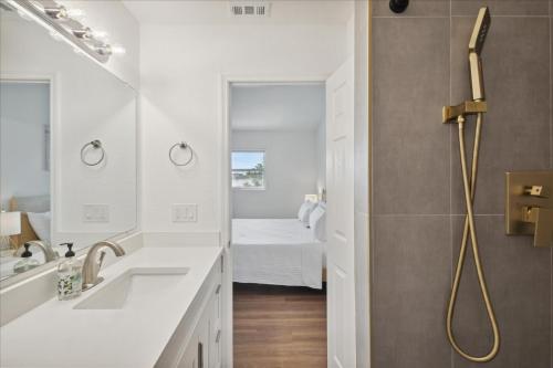 Koupelna v ubytování 221 Cherie Down Ln