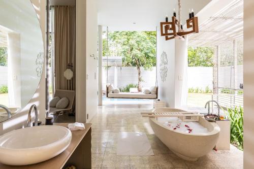 Koupelna v ubytování SALA Phuket Mai Khao Beach Resort