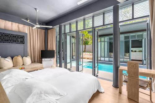 Postel nebo postele na pokoji v ubytování SALA Phuket Mai Khao Beach Resort