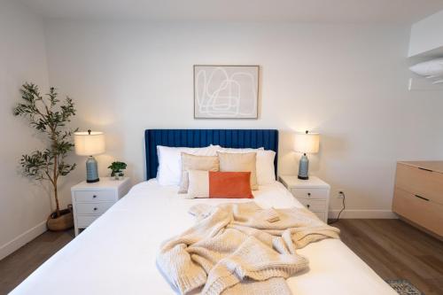 Postel nebo postele na pokoji v ubytování Chic & Cozy Condo in Manhattan with Free Parking & WiFi