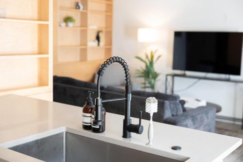 TV a/nebo společenská místnost v ubytování Chic & Cozy Condo in Manhattan with Free Parking & WiFi