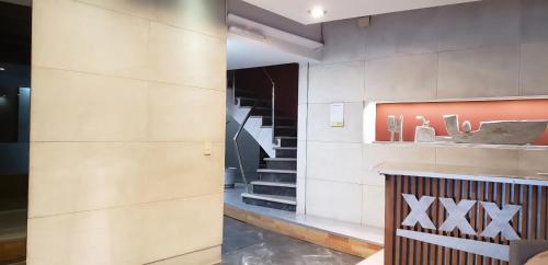 eine Lobby mit einer Treppe und einer Treppe in der Unterkunft Frente a Terminal Tres Cruces. in Montevideo