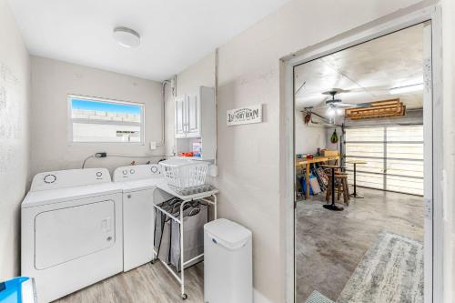 Una cocina o cocineta en 332 Formosa Drive