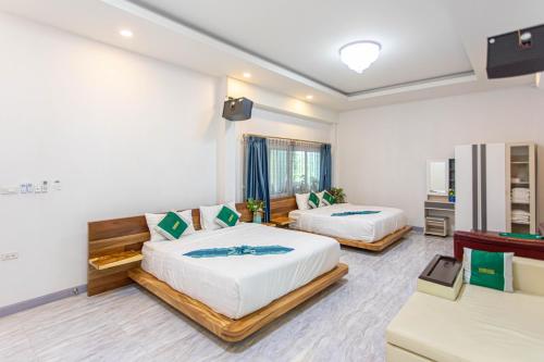 ein Hotelzimmer mit zwei Betten und einer Couch in der Unterkunft Lebest Pool Villa Chiang Mai in Ban Mai