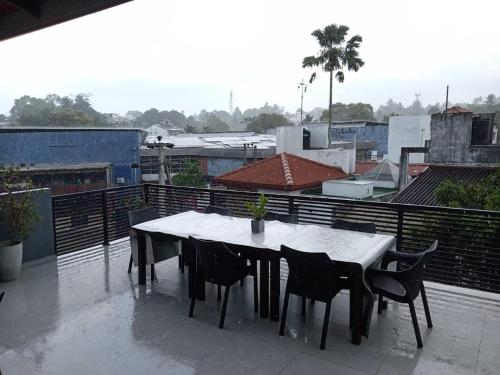 Balkón nebo terasa v ubytování CrossWay Inn Thalawathugoda