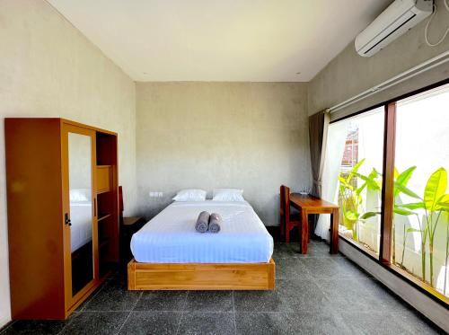 Una cama o camas en una habitación de Mutiara Homestay Uluwatu