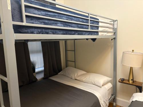 Postel nebo postele na pokoji v ubytování Evergreen by Central Park