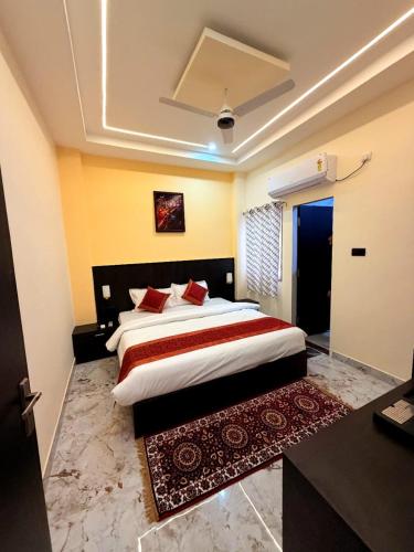 a bedroom with a large bed in a room at Hotel Pratyaksh Darshan in Varanasi