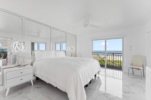 Ένα ή περισσότερα κρεβάτια σε δωμάτιο στο Flores Ocean Suites 402