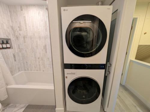 Ένα μπάνιο στο Old Town Views Just Steps to Main Street and Park City Mountain for Skiing, Hiking, Biking