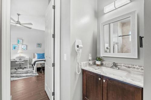 een badkamer met een wastafel en een spiegel bij 131 Seminole Ln in Cocoa Beach