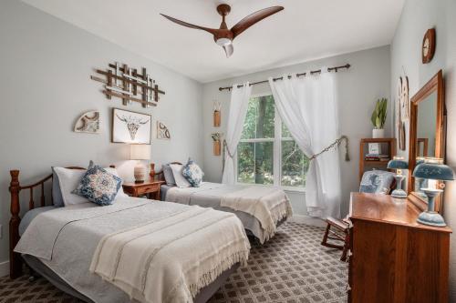 Postel nebo postele na pokoji v ubytování Day Drippin' Farm-stay