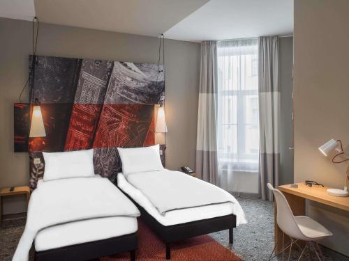 Giường trong phòng chung tại Ibis Riga Centre