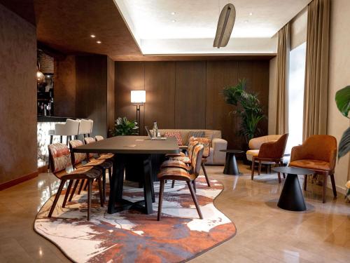 ein Esszimmer mit Tisch und Stühlen in der Unterkunft Pullman Riga Old Town - Renovated 2025 in Riga