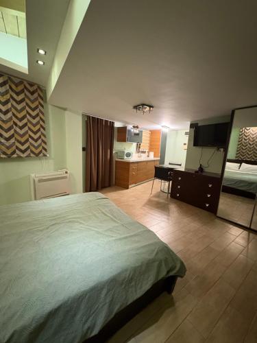 Postel nebo postele na pokoji v ubytování Uplift Hideaway Jacuzzi