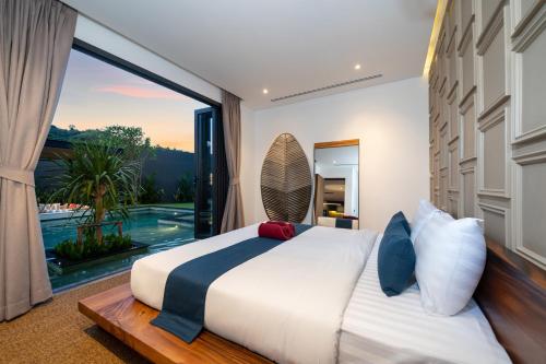 Postel nebo postele na pokoji v ubytování Cocoon Villa 5 - Luxurious 3BR Pool Retreat near Naithon Beach