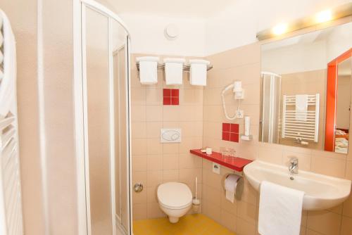 Koupelna v ubytování H2O Hotel-Therme-Resort, 3 Sterne superior, für Familien mit Kindern