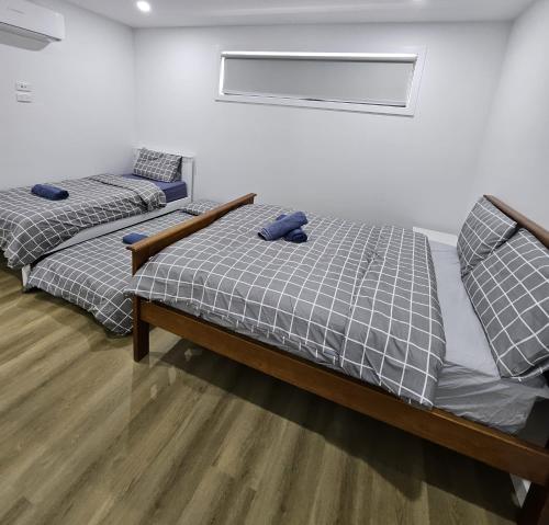 Ein Bett oder Betten in einem Zimmer der Unterkunft Maruve Guesthouse Plus- Modern Stay near Melb Airport 12 min