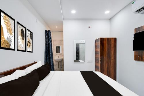 a bedroom with a bed and a sink at Collection O Kachiguda Bus Terminal Hyderabad in Hyderabad