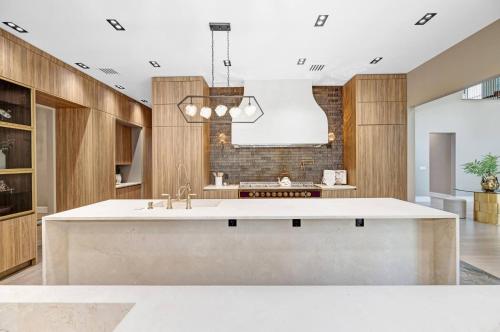 eine Küche mit einer großen Insel in der Mitte in der Unterkunft The Polished Pearl Estate — Luxe Retreat/Pool/Spa in Saddle River