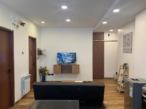 a waiting room with a tv on a wall at Excelente ubicación, cálido, siéntete en casa in La Paz