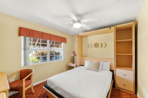 een slaapkamer met een bed en een raam bij 253 Palm Ln in Cocoa Beach