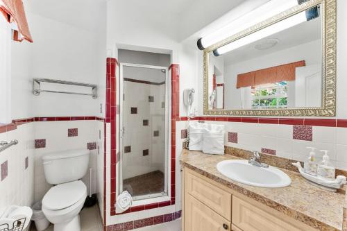 een badkamer met een wastafel en een douche bij 253 Palm Ln in Cocoa Beach