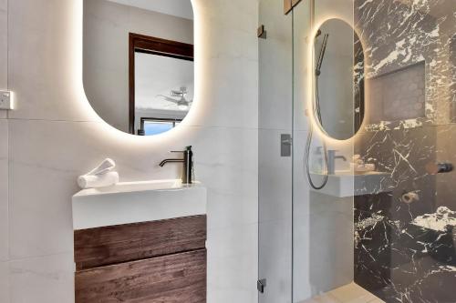 ein Badezimmer mit Waschbecken und Dusche in der Unterkunft Helena Grand Estate Hunter Valley in Ellalong