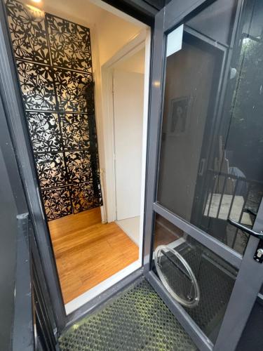 eine Tür, die in ein Zimmer mit Holzboden führt in der Unterkunft Myrtle St Guesthouse in Auckland