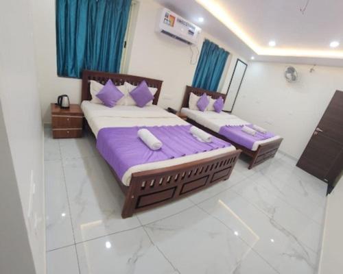 Un pat sau paturi într-o cameră la Flora inn Gokarna