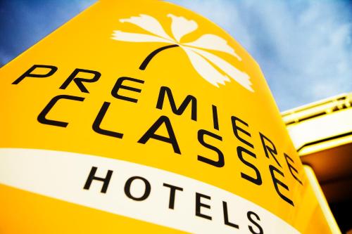 a yellow sign that says permanent cashless hotels at Premiere Classe Grenoble Sud - Gieres Universite in Gières