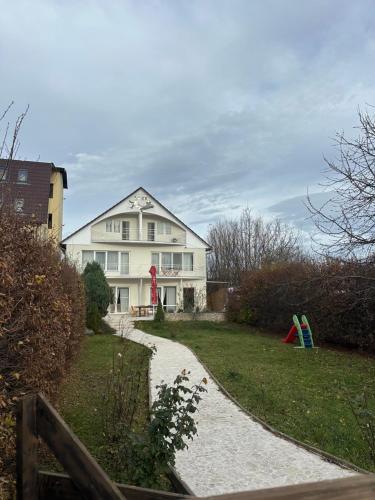 Κήπος έξω από το Pensiunea LAZY