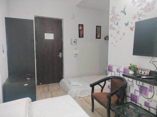 Kuchyň nebo kuchyňský kout v ubytování Pearl suites at omaxe eternity near prem mandir