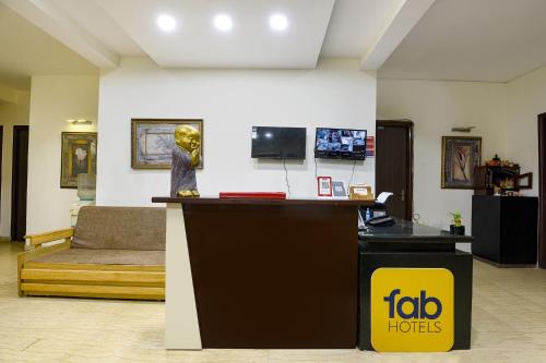 古尔冈Hotel Springbok的大厅里有一张桌子，桌子上有一张沙发，房间里还有一间客房。