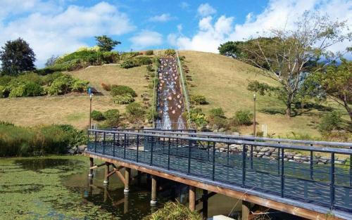 un pont sur une rivière avec une colline en arrière-plan dans l'établissement Appartement vue mer, à Saint-Denis