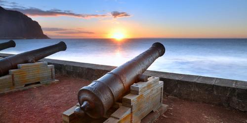 une vue de l'océan avec un gros canon dans l'établissement Appartement vue mer, à Saint-Denis