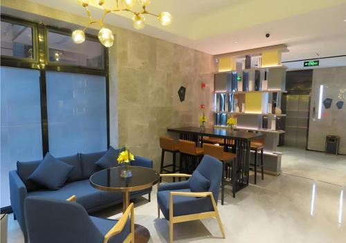 a living room with a couch and a table at Echarm Hotel Nanchang Bayi Square Metro Station Wushang MALL in Nanchang