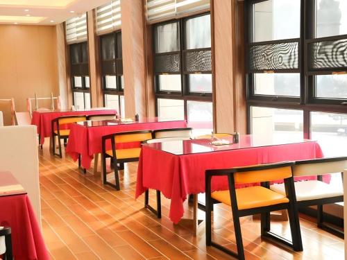 Restaurace v ubytování GreenTree Inn Shanxi Linfen Huozhou High-Speed Railway Station