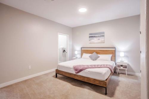 Ένα ή περισσότερα κρεβάτια σε δωμάτιο στο TWO Spacious CozySuites OTR Downtown #22