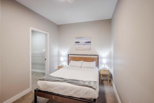 Ένα ή περισσότερα κρεβάτια σε δωμάτιο στο TWO Spacious CozySuites OTR Downtown #22