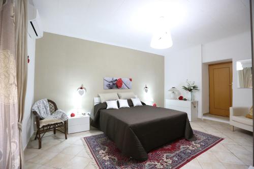 1 dormitorio con 1 cama grande y 1 silla en BeB Vanessa Le Fontanelle en Caltanissetta
