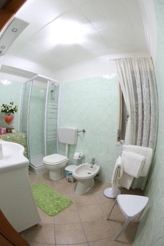 カルタニッセッタにあるBeB Vanessa Le Fontanelleのバスルーム(トイレ、洗面台付)