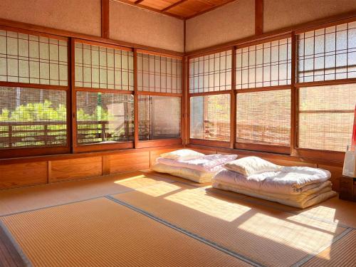 Ένα ή περισσότερα κρεβάτια σε δωμάτιο στο ゲストハウスサンテ