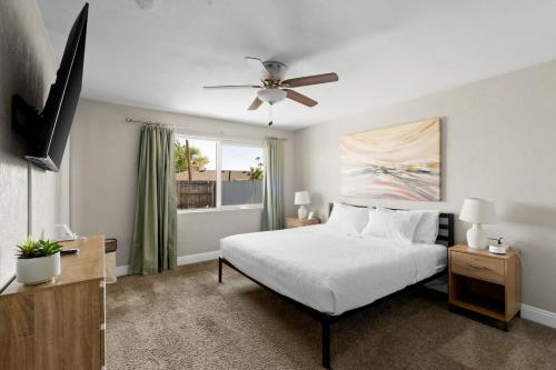 a bedroom with a bed and a ceiling fan at Heated Saltwater Pool I Old Town I BBQ I Firepit in Scottsdale
