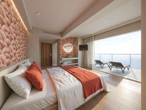 a bedroom with a large bed and a balcony at Hotel Internacional in Calella