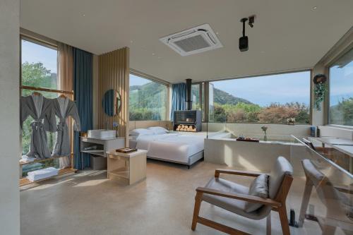 Postel nebo postele na pokoji v ubytování Qiyun·Anji Chashan Yelu Hot Spring Homestay