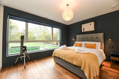 Postel nebo postele na pokoji v ubytování Architect-Designed Luxury Retreat 3BR Chessington - Pass the Keys