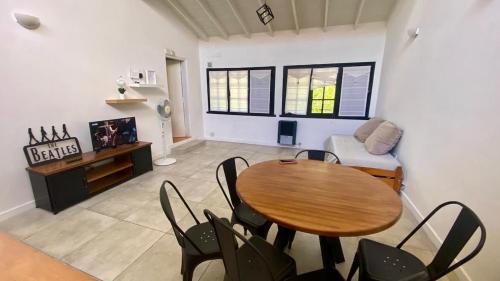 Χώρος καθιστικού στο Large 2-room apartment with private garage