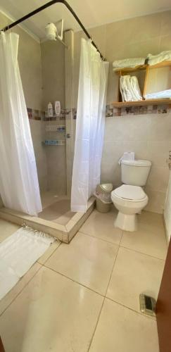 une salle de bain avec douche et toilettes dans l'établissement Casa campestre Finca Renacer, à San Francisco