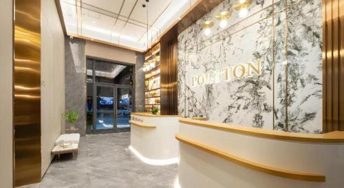 eine Ladelobby mit einer Rezeption und einem Zimmer in der Unterkunft Poltton International Service Apartment Shanwei Urban District High-speed Railway Station in Shanwei